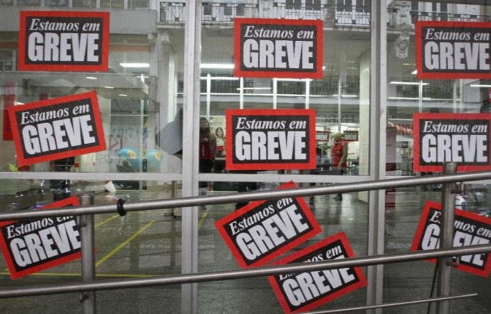 Ir para  <p>Por tempo indeterminado, come&ccedil;a nesta ter&ccedil;a-feira greve geral em bancos p&uacute;blicos e privados. O movimento envolve 12,5 mil banc&aacute;rios de Porto Alegre e Regi&atilde;o Metropolitana, onde...